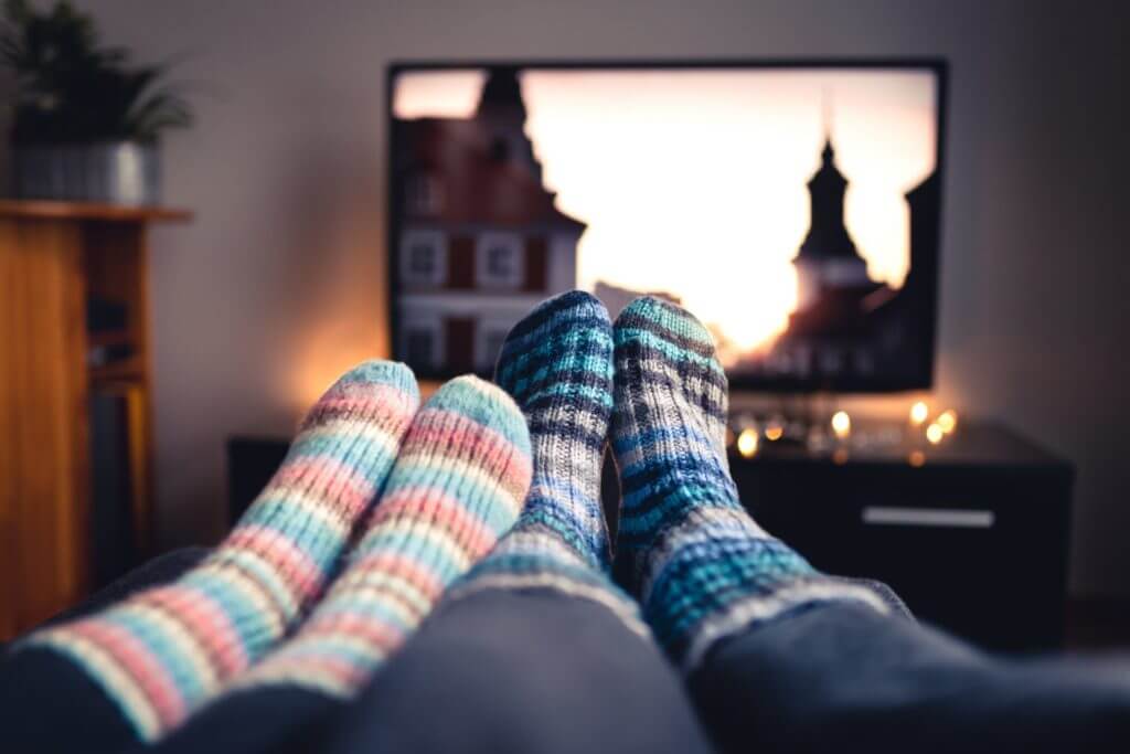 Føtter foran TV-skjerm